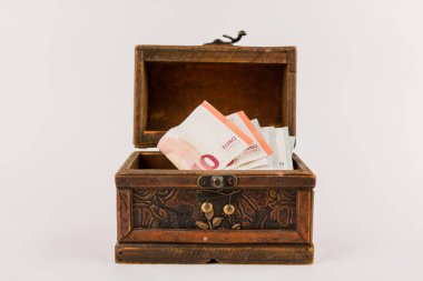 Euro kağıt para ve sandıkta bozuk para.