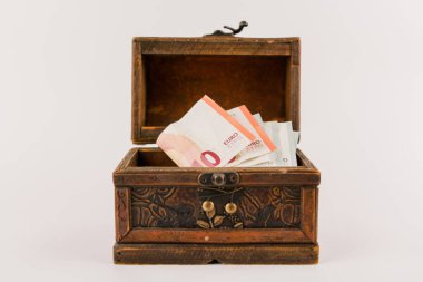 Euro kağıt para ve sandıkta bozuk para.