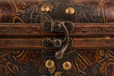 Kapalı kilidi olan eski tahta bir sandık.