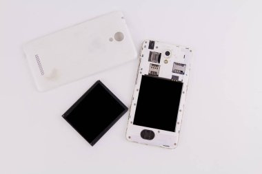 Beyaz arka plan telefon tamiri üzerine silinmiş kapağı ve bataryası olan bir akıllı telefon