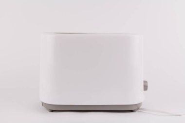 Beyaz arka planda beyaz ekmek kızartma makinesi.