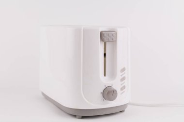 Beyaz arka planda beyaz ekmek kızartma makinesi.