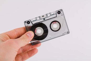 Beyaz arkaplandaki oynatıcı için klasik bir kaset