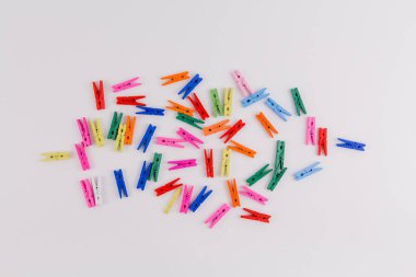 Beyaz arkaplanda çok renkli bir mandal.