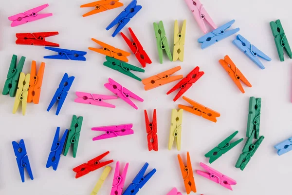 Beyaz arkaplanda çok renkli bir mandal.