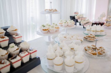 Düğün günü bir restoranda verilen bir partide bir çikolata.