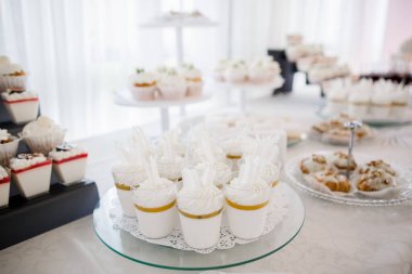 Düğün günü bir restoranda verilen bir partide bir çikolata.