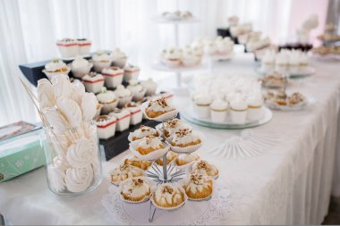 Düğün günü bir restoranda verilen bir partide bir çikolata.