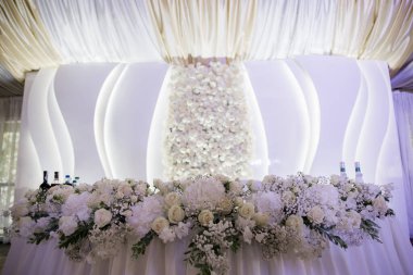 Dekor ve yiyeceklerle dolu bir restoranda düğün masası.