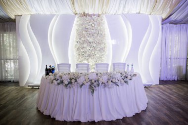 Dekor ve yiyeceklerle dolu bir restoranda düğün masası.