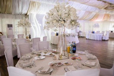 Dekor ve yiyeceklerle dolu bir restoranda düğün masası.