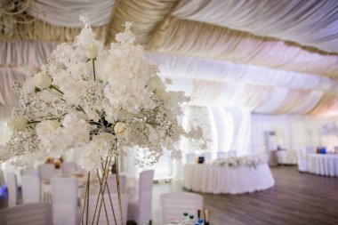 Dekor ve yiyeceklerle dolu bir restoranda düğün masası.