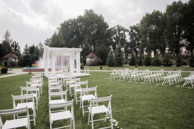 Parktaki düğün töreni için güzel bir kemer.