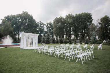 Parktaki düğün töreni için güzel bir kemer.