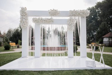 Parktaki düğün töreni için güzel bir kemer.