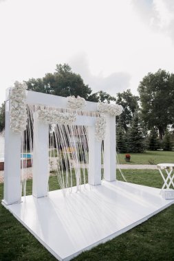 Parktaki düğün töreni için güzel bir kemer.