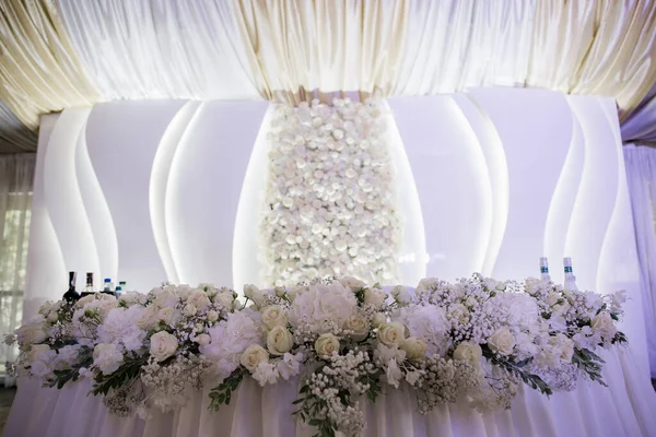 Dekor ve yiyeceklerle dolu bir restoranda düğün masası.