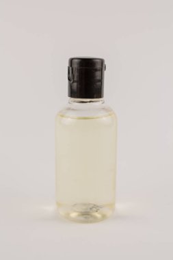 Beyaz arka planda şeffaf bir kavanozda beyaz krem.