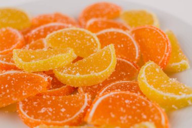 Portakal dilimleri şeklinde bir marmelat ve şeker içinde limon.