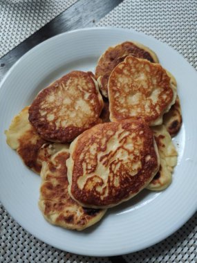 Mutfakta bir tabakta ev yapımı krep.