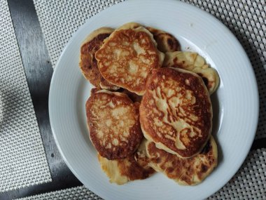 Mutfakta bir tabakta ev yapımı krep.