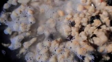 Müsli granola sabah kahvaltıda kaşıkla karıştırılır.