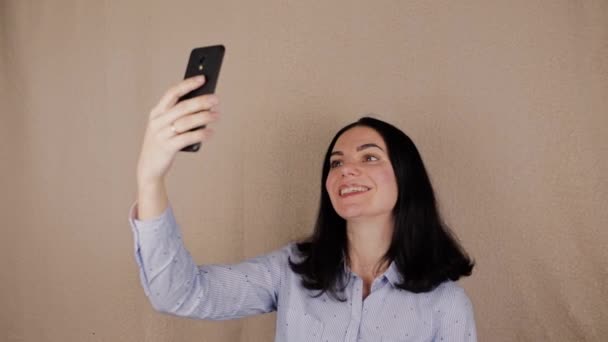 Femme Aux Cheveux Foncés Dans Une Chemise Fait Selfie Sur — Video