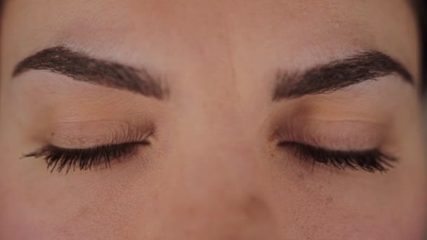 Kahverengi Gözlü Kadın Gözlerini Yakın Çekimde Açar — Stok video