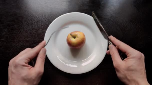 Mężczyzna Kroi Jabłko Talerzu Nożem Widelcem Podczas Diety — Wideo stockowe