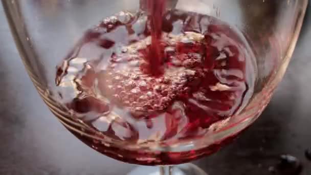 Vino Rosso Viene Versato Bicchiere Cucina — Video Stock