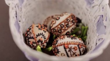 Paskalya tatili için dekorlu güzel yumurtalar sepette