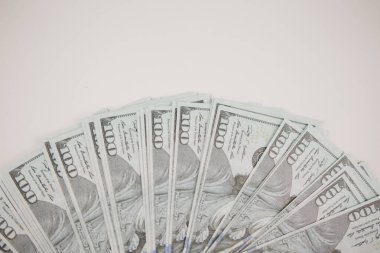 İş için beyaz arka planda bir sürü 100 dolarlık banknot.