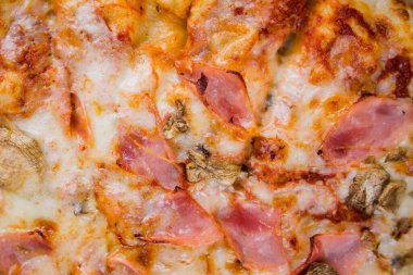 Jambonlu ve mantarlı bir pizza.