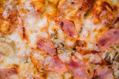 Jambonlu ve mantarlı bir pizza.