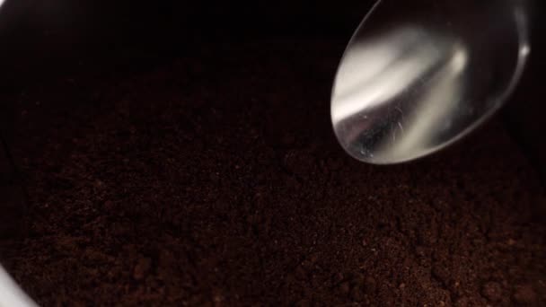 Uma Colher Metal Pega Café Moído Hora Para Preparação — Vídeo de Stock
