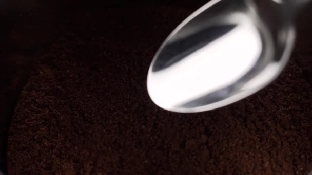 Металлическая Ложка Подбирает Свежемолотый Кофе Приготовления — стоковое видео