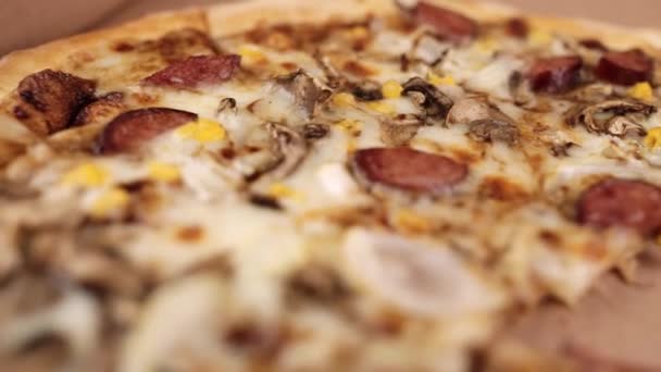 Pizza Con Salchichas Champiñones Cerca Con Queso — Vídeos de Stock