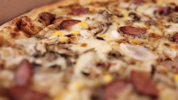 Pizza Kolbásszal Gombával Közelkép Sajttal — Stock videók