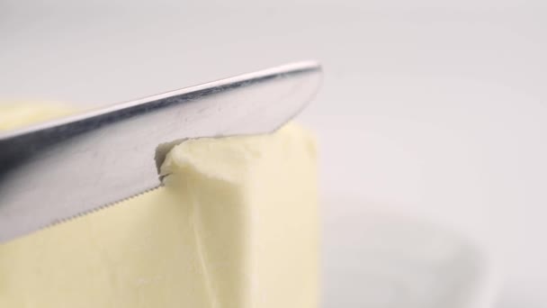 Met Een Tafelmes Gesneden Boter Margarine Keuken — Stockvideo