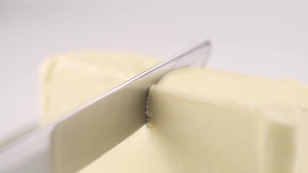 Met Een Tafelmes Gesneden Boter Margarine Keuken — Stockvideo