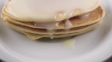 Ev yapımı krepler yoğunlaştırılmış sütle doldurulur.