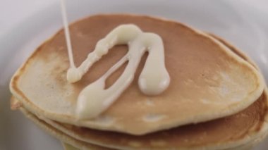 Ev yapımı krepler yoğunlaştırılmış sütle doldurulur.