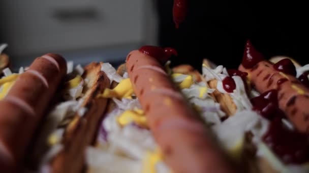 Verser Sauce Rouge Sur Saucisse Dans Hot Dog — Video