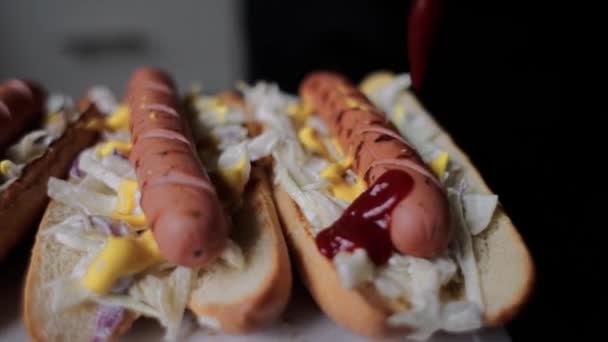 Versare Salsa Rossa Sulla Salsiccia Hot Dog — Video Stock