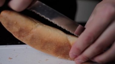 Bıçakla kesilmiş sosisli sandviç rulosu.