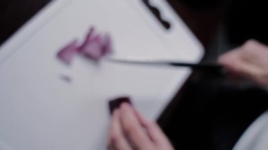 Masadaki kırmızı soğanı doğra.