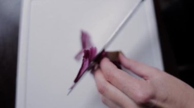 Masadaki kırmızı soğanı doğra.