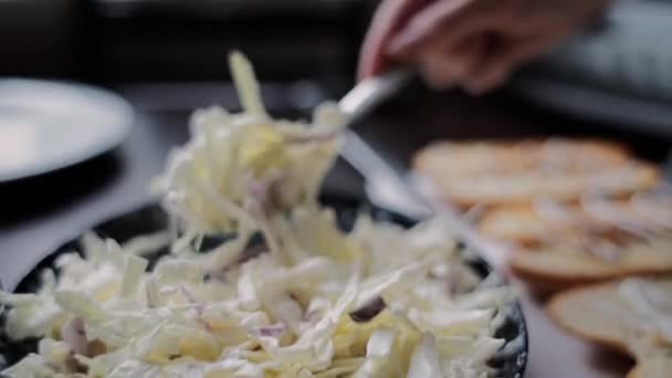 Doe Salade Met Kool Een Hot Dog Roll — Stockvideo
