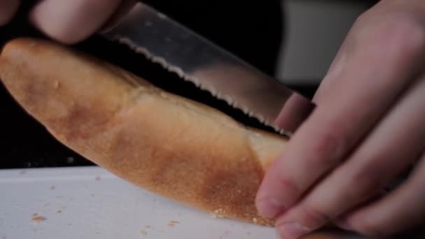 Bıçakla Kesilmiş Sosisli Sandviç Rulosu — Stok video