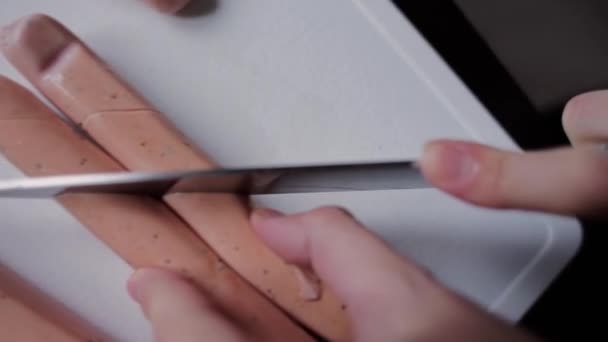Memotong Sosis Atas Meja Dengan Pisau Hot Dog — Stok Video